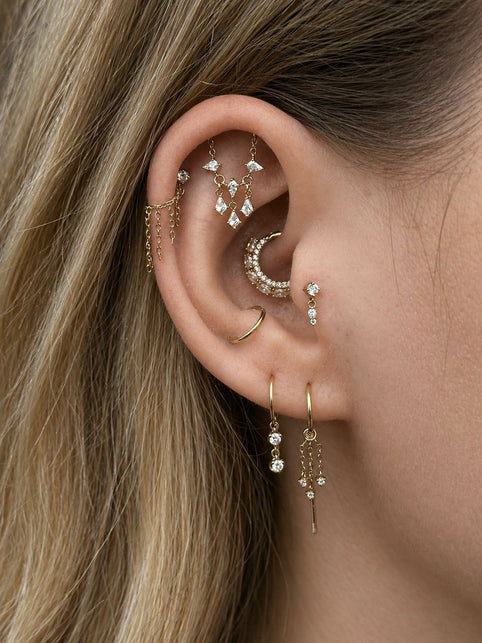 Luxe oorstyling met gouden tragus piercing en verfijnde piercingsieraden