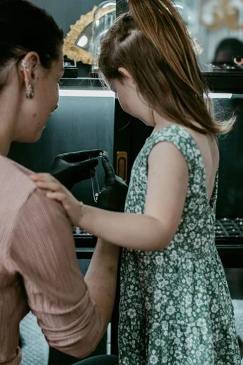 kind die oorbel uitzoekt. 