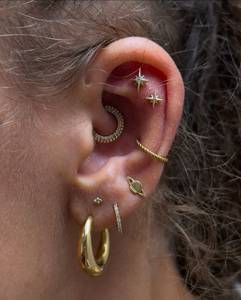 Dubbel flat piercing gezet bij All perfectly pierced