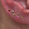 Meerdere oorbel piercings met 14k gouden studs voor een verfijnde oorstyling