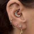 Luxe oorstyling met gouden Daith piercing en verfijnde piercingsieraden