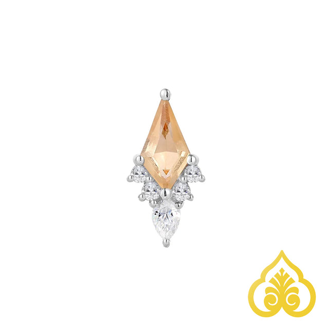 Close-up van de Afterglow piercing in 14k goud met kite cut Citrien en CZ-steentjes – geschikt voor oor en lippiercings.