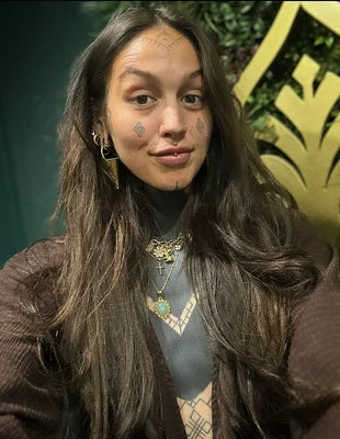 Piercer en medewerker van All Perfectly Pierced, gespecialiseerd in hoogwaardige piercings en klantgerichte service.