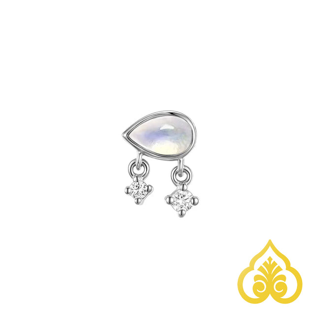 Detail van 14K gouden piercing met maansteen en diamant