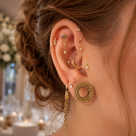 Close-up van bridal ear styling met geelgouden piercingsieraden