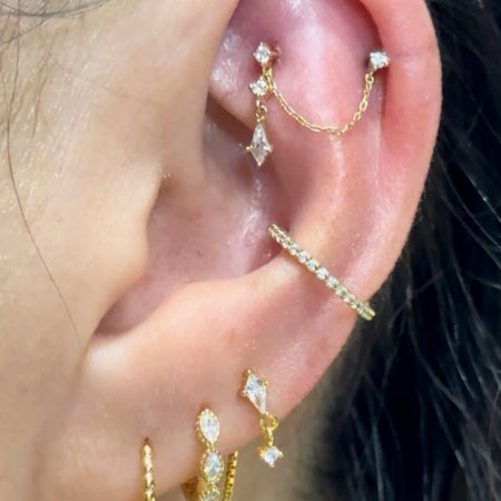 Conch piercing met ring door All Perfectly Pierced