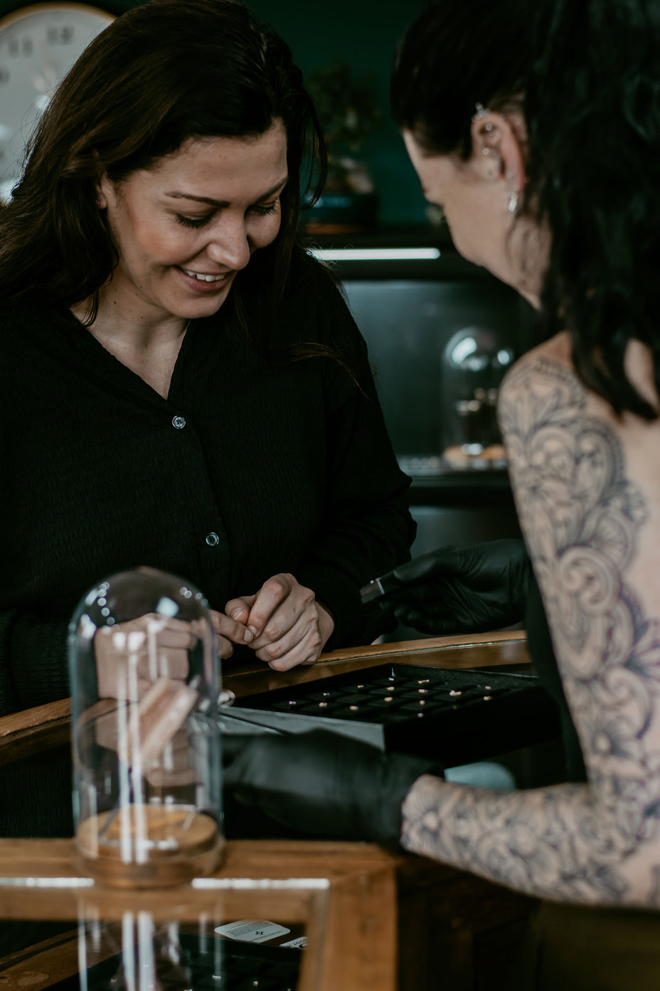 Persoonlijk adviesmoment: klant kiest samen met stylist een mooi piercingsieraad