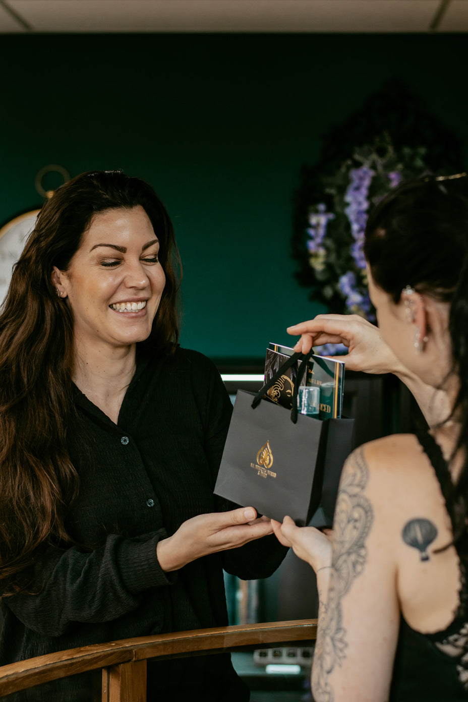 Tevreden klant ontvangt haar piercing sieraden van All Perfectly Pierced