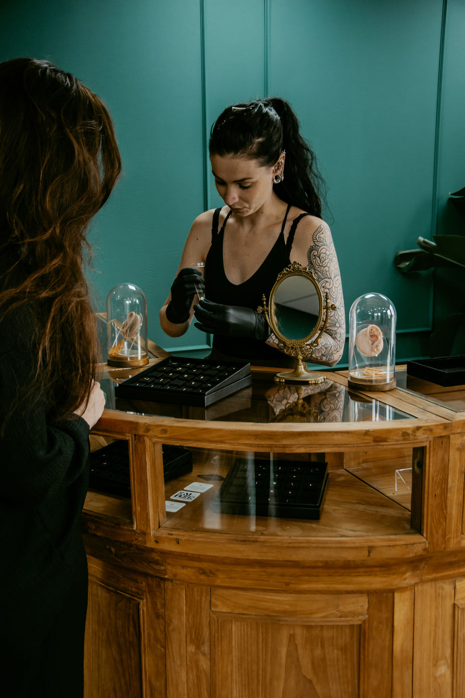 Persoonlijk adviesmoment: klant kiest samen met stylist een mooi piercingsieraad