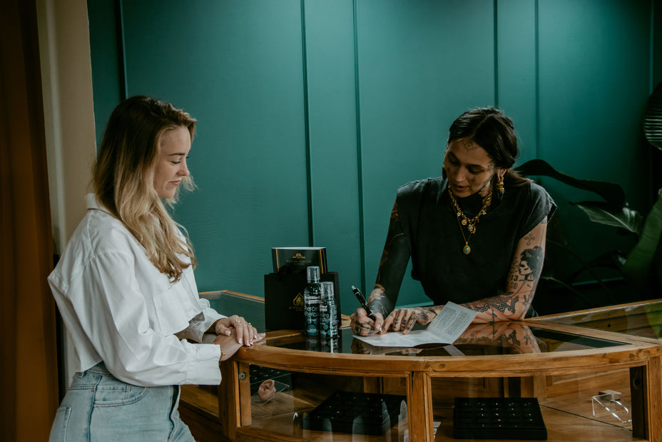 Afbeelding van iemand die een piercingstyling op papier uitwerkt, voorbereiding op ear styling