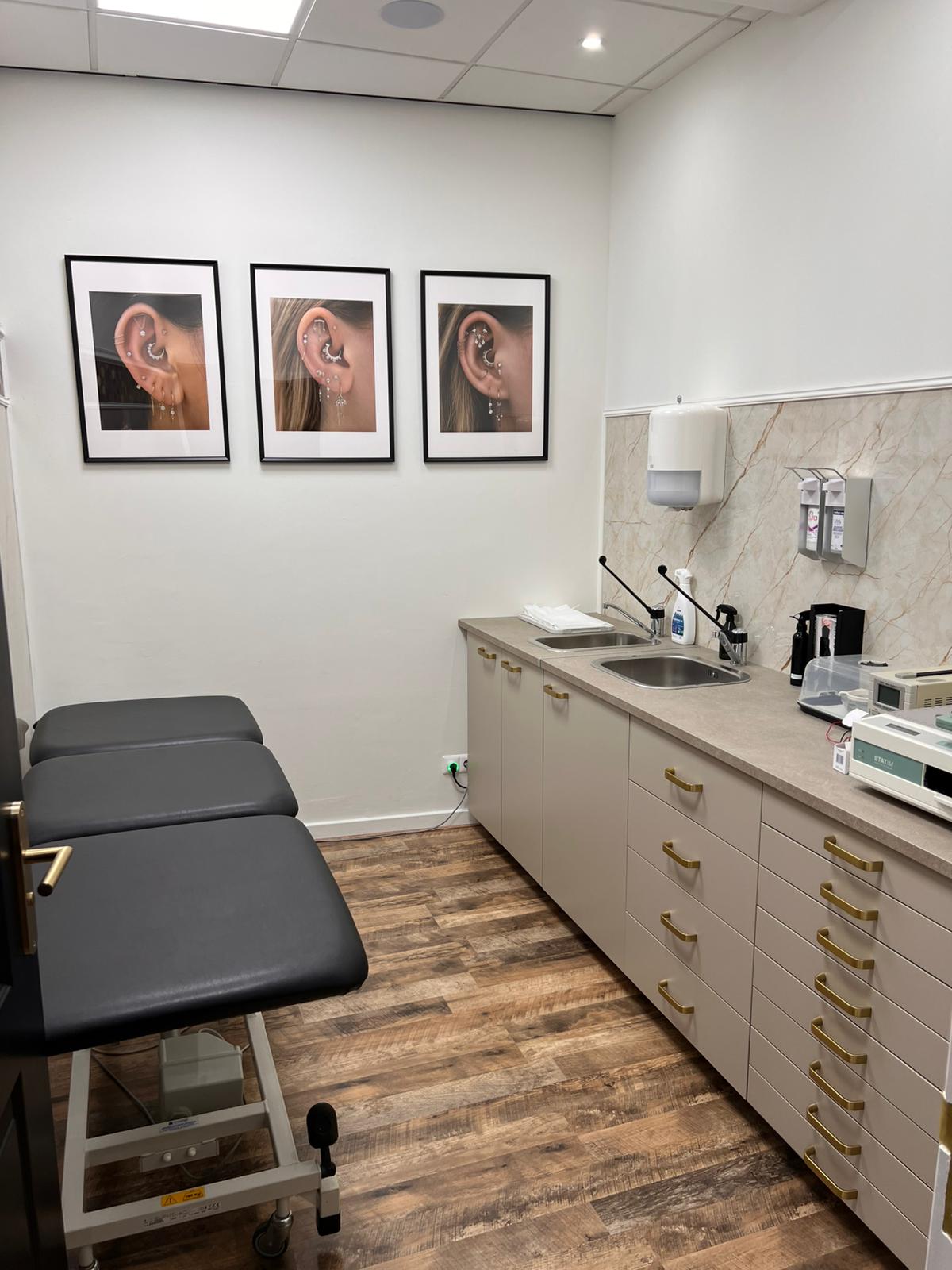 Gesloten en hygiënische behandelkamer van All Perfectly Pierced in Rhoon voor rustige piercingafspraken