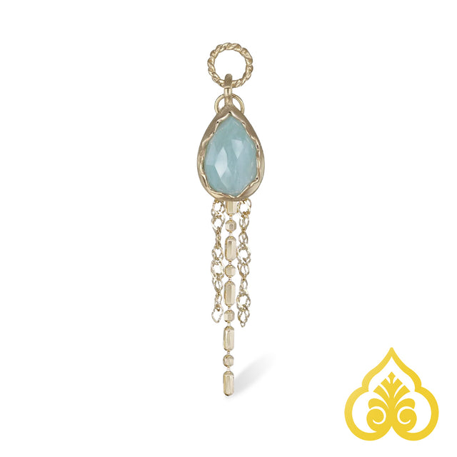 Gouden piercing charm met amazonite en gedrapeerde kettingen