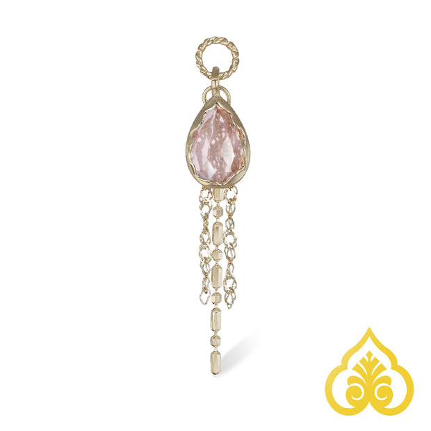 Gouden piercing charm met rose quartz en gedrapeerde kettingen
