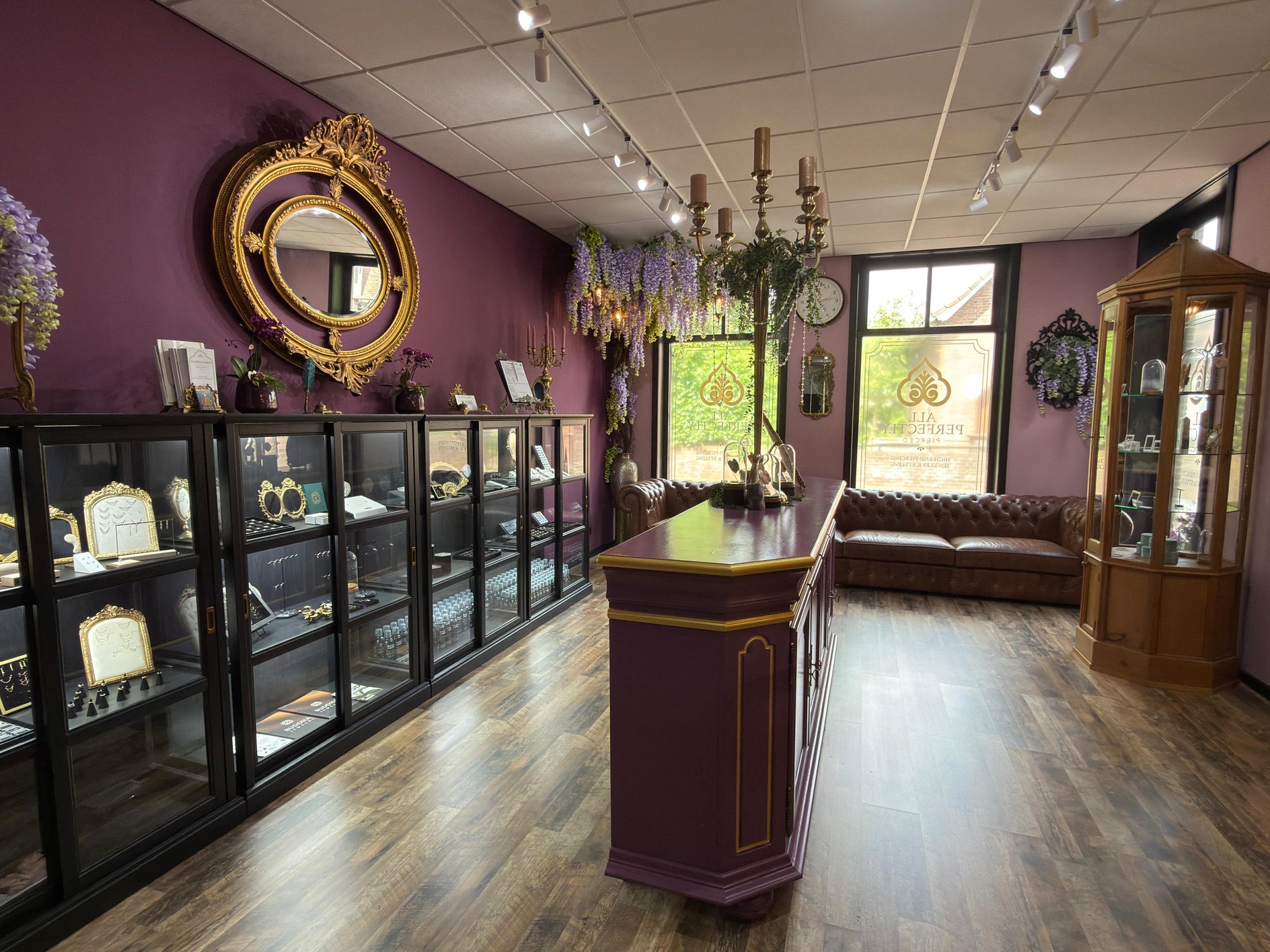Luxe piercingstudio in Rhoon met luxe studio uitstraling, sieradenvitrines, gouden details en rustige privé setting