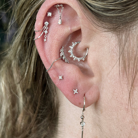 Stijlvol versierd oor met diverse piercings, inspiratie voor ear styling bij All Perfectly Pierced