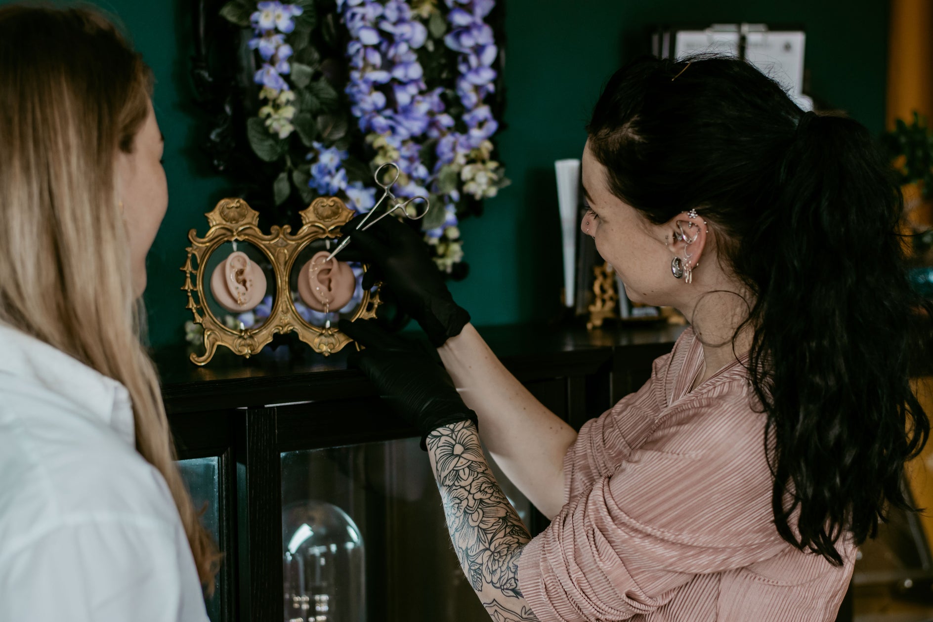 Proefplaatsing van een nieuw sieraad bij All Perfectly Pierced, voor het perfect afstemmen op stijl en pasvorm.
