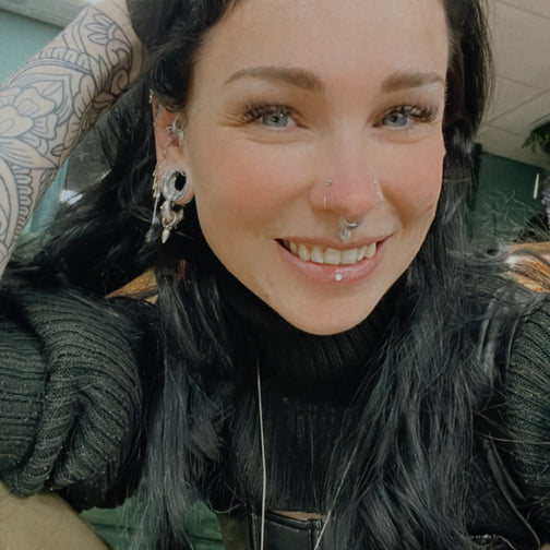 Hoofd piercer en eigenaar van All Perfectly Pierced, gespecialiseerd in hoogwaardige piercings en klantgerichte service.