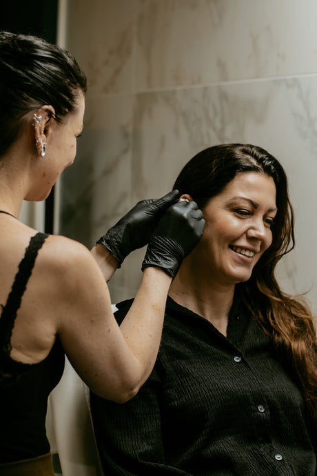 Reinigen van het oor voor de piercing bij All Perfectly Pierced, met zorg voor hygiëne en voorbereiding voor de plaatsing.
