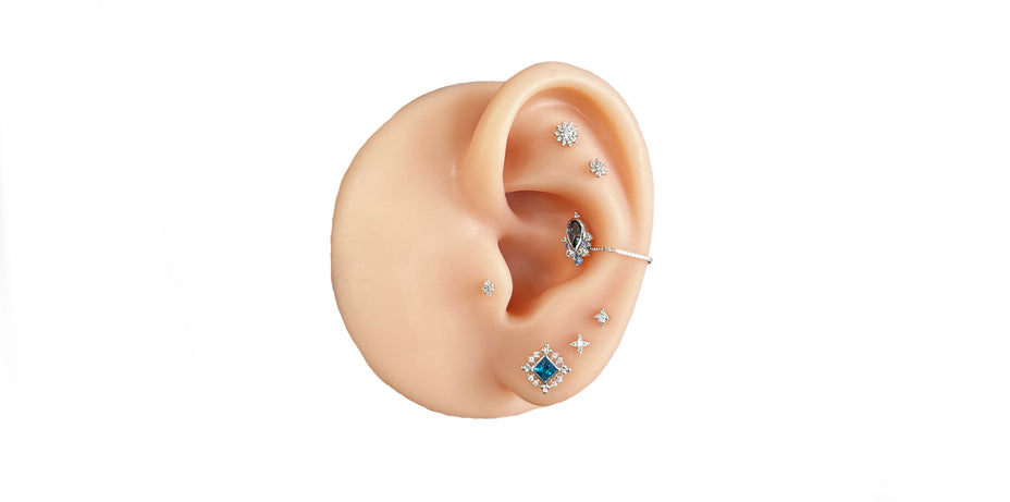 Oorstyling met luxe piercing sieraden geïnspireerd door Disney's Assepoester, prinses-thema