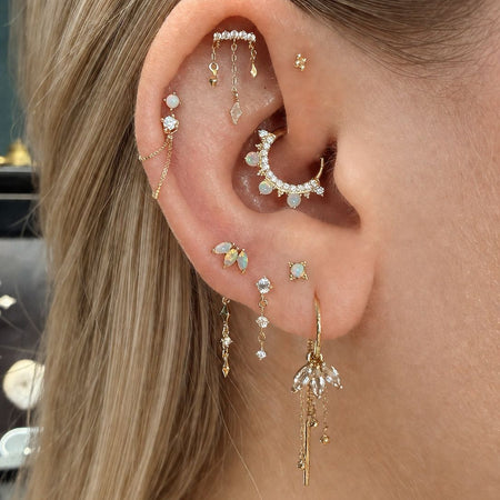 Luxe oorstyling met daith piercing, helix en subtiele gouden details