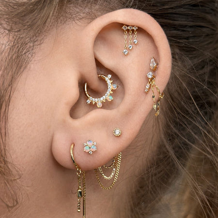 Earlobe piercing met mooie sieraden en ketting door All Perfectly Pierced