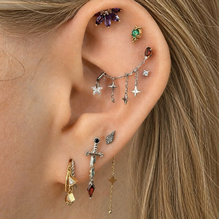 uxe-ear-styling-met-meerdere-kraakbeenpiercings-en-verfijnde-gouden-sieraden