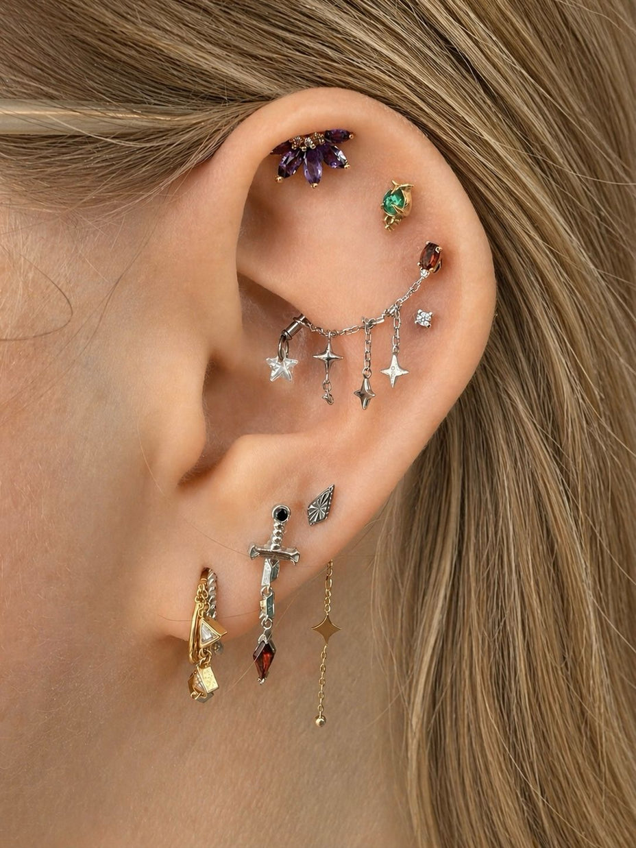 uxe-ear-styling-met-meerdere-kraakbeenpiercings-en-verfijnde-gouden-sieraden