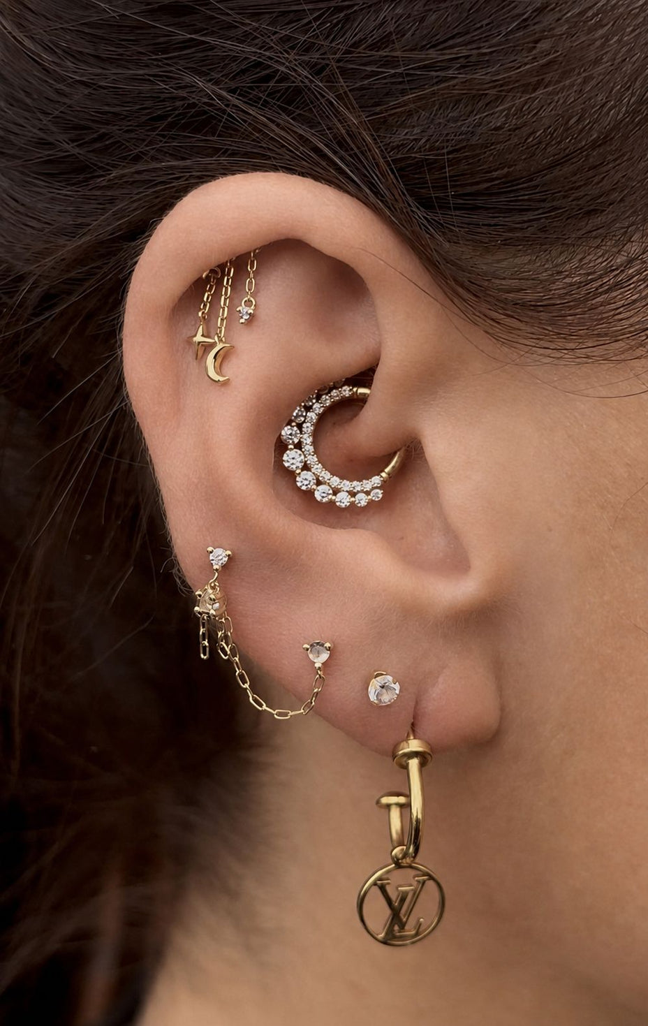 Close-up van een gestyled oor met daith piercing en premium piercingsieraden