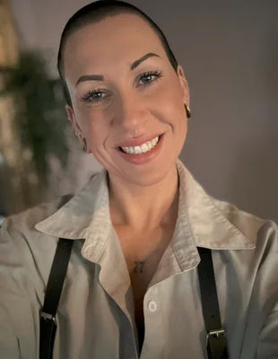 Lash, nail & tooth gem artist